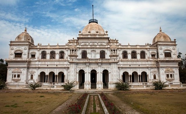 800px-Sadiq_garh_palace.jpg