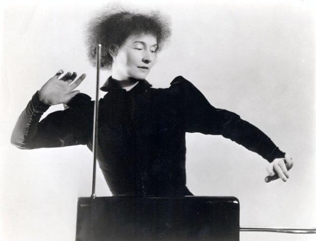 0-Lucie-Rosen-tocando-el-theremin-700x534.jpg