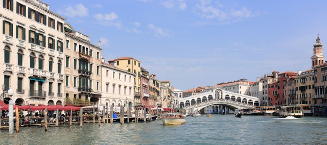Panorama_of_Canal_Grande_and_Ponte_di_Rialto,_Venice_-_September_2017.jpg