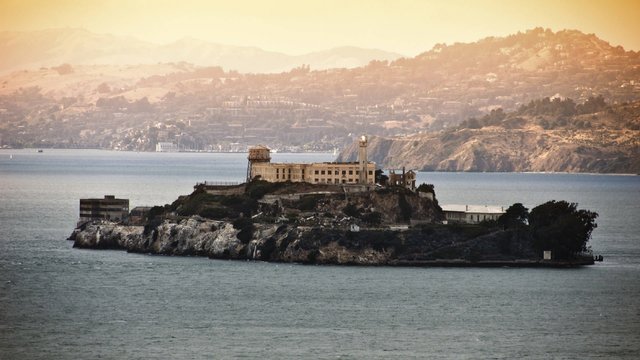 Alcatraz_iStock_000012379929.jpg