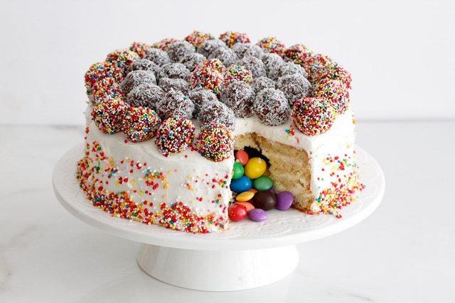 GÂTEAU-SURPRISE-LE-PINATA-CAKE3.jpg