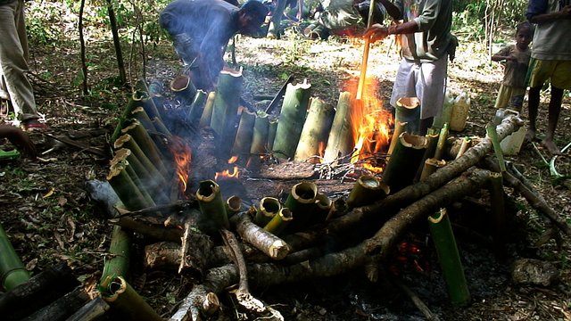 1024px-Tukir_(a_way_of_cooking_using_bamboo_as_recipient_to_cook_in_the_fire).jpg