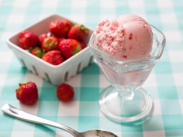 20150706-strawberry-ice-cream-vicky-wasik-3.jpg