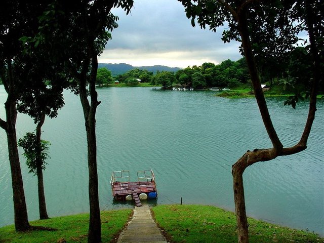 Lake_Surrounded_By_Hills_at_Rangamati.jpg