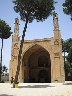 250px-Menar-e-jomban_esfahan.jpg