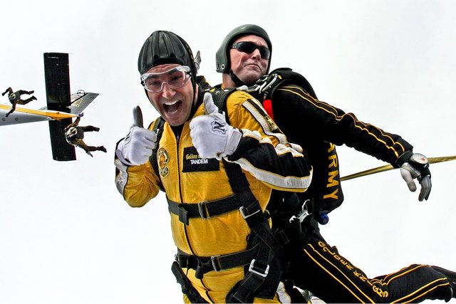 tandem-skydivers-603631_960_720.jpg