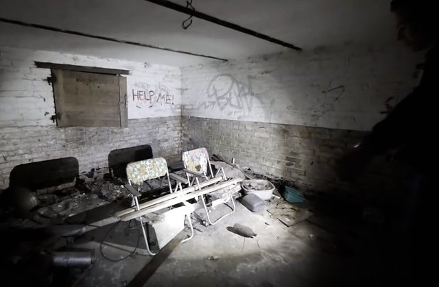 abandonedhouse1.jpg