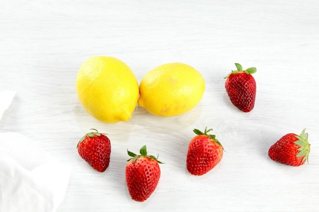 Lemon-strawberries.jpg