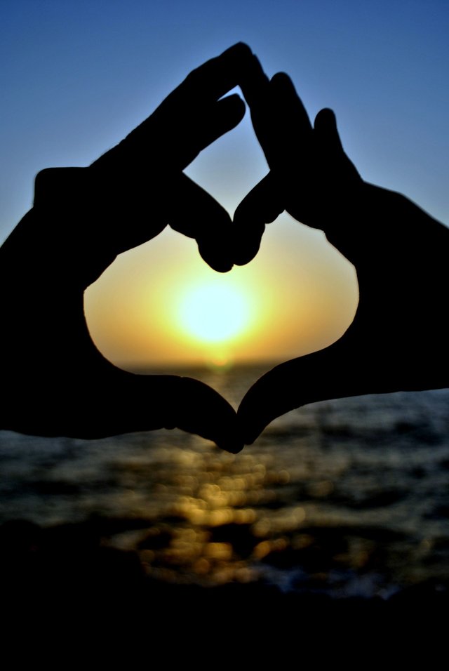 heart_love_silhouette_fingers_light_sky_water_sunset-1121797.jpg