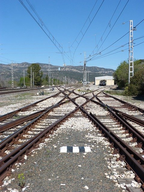 railway-3281708_640.jpg