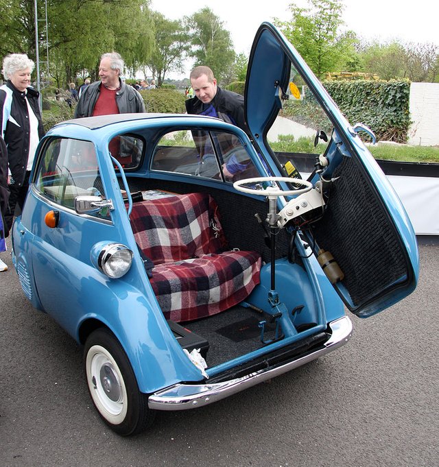 BMW_Isetta_bubble_car_-_Flickr_-_exfordy.jpg