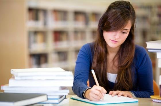 mujer-joven-estudiando-y-escribiendo-libros-cuadernos.jpg