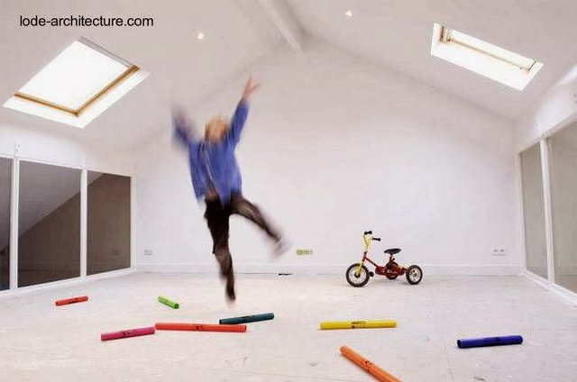 Amplio espacio con luz natural desde el techo y visión por los paneles de pared a un lado y a otro.jpg