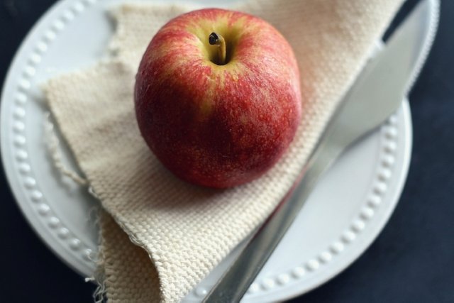 Organic-Red-Autumn-Eating-Apple-Fruit-Healthy-1444796.jpg