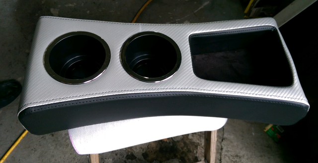 Tesla_cupholder_console_silver_1.jpg