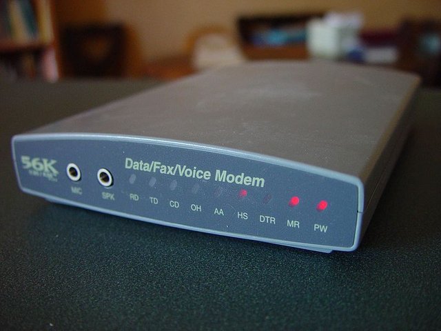 800px-External_rs232_serial_dialup_fax_modem.jpg