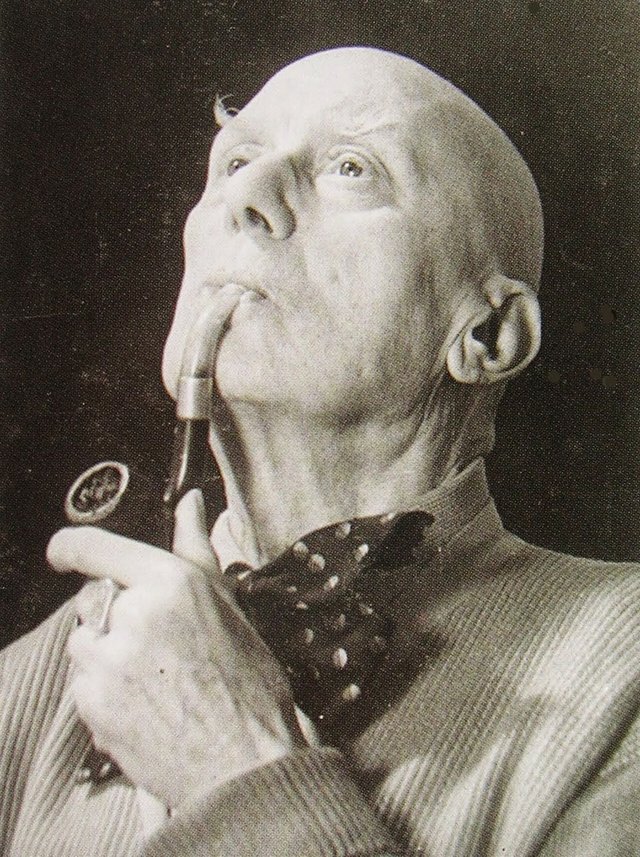 Aleister_Crowley,_old_and_with_pipe.jpg