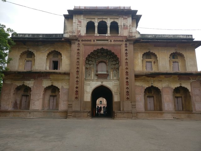 Safdar Jung tomb entrance.jpg