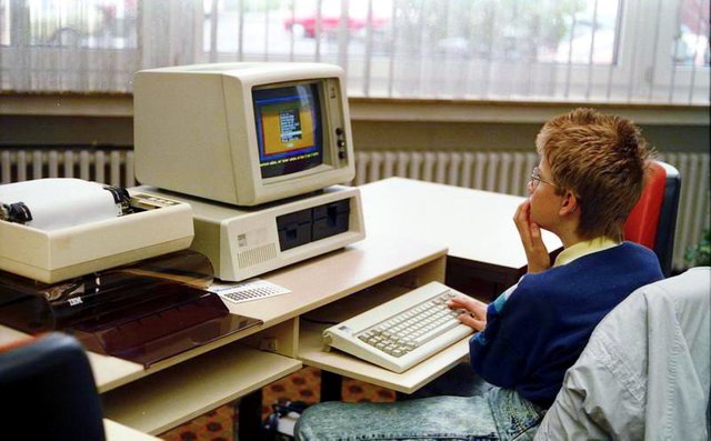 Bundesarchiv_B_145_Bild-F077948-0006,_Jugend-Computerschule_mit_IBM-PC.jpg