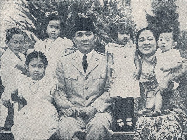 800px-Sukarno_and_family,_Bung_Karno_Penjambung_Lidah_Rakjat_240.jpg