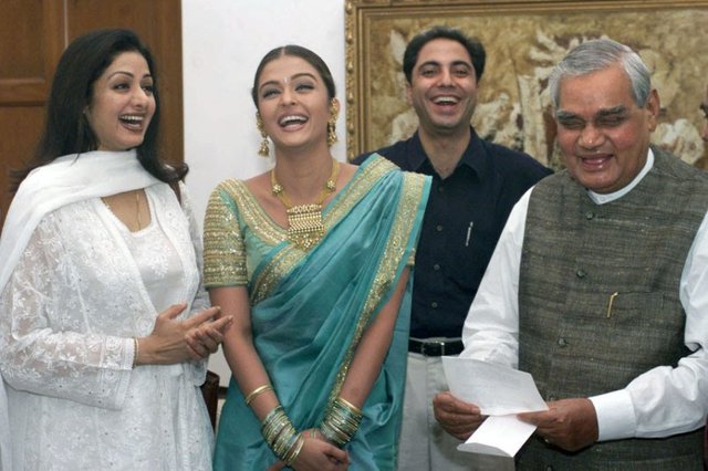 Atal-Bihari-Vajpayee-shares-a-laugh-with-Aishwarya-and-Sridevi.jpg