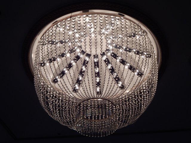 chandelier-912772_1280.jpg