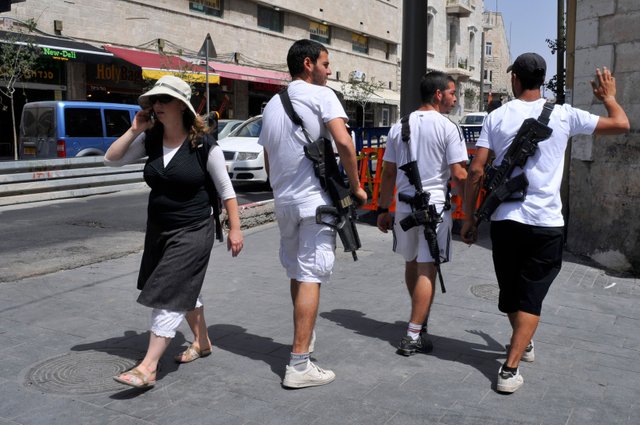 Israelis-with-rifles.jpg