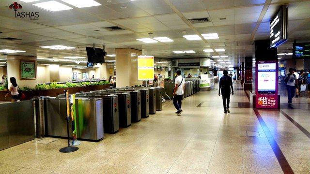 Singapore Metro Entrance.jpg