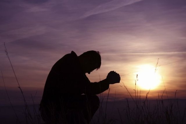 man-praying-silhouette-purple-sunset-750x500.jpg