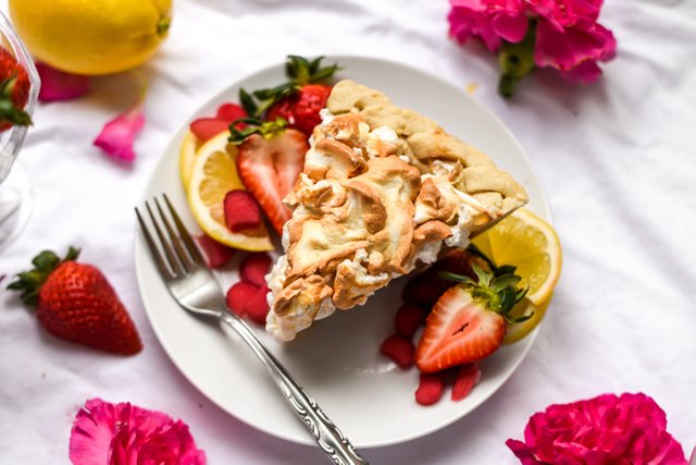 Smooth & Creamy Strawberry Rhubarb Meringue Pie-1-3.jpg