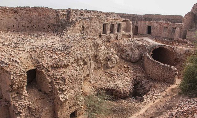 Derawar-Fort-amid-Cholistan-desert-Bahawalpur.2.jpg