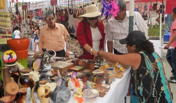 Feria-Artesanal-se-desarrolla-en-el-Paseo-Peatonal-Pizarro.jpg