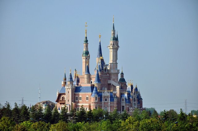 Enchanted_Storybook_Castle_of_Shanghai_Disneyland.jpg