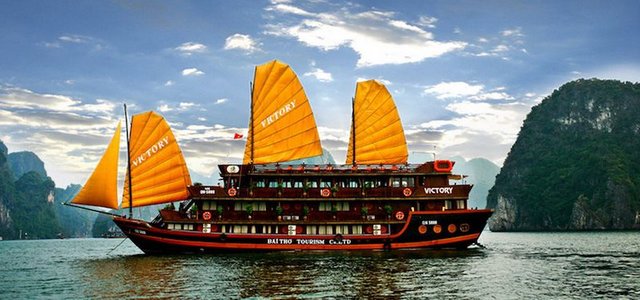An Old style junk operated by Bai Thu Cruises.jpg
