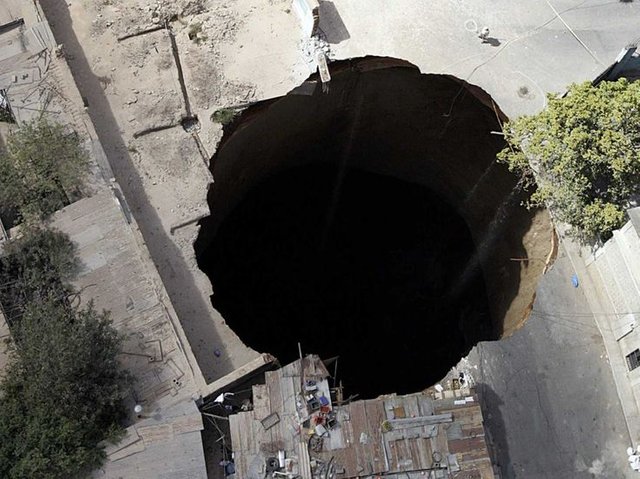 guatemala-city-sinkhole-republic-of-guatemala-5.jpg