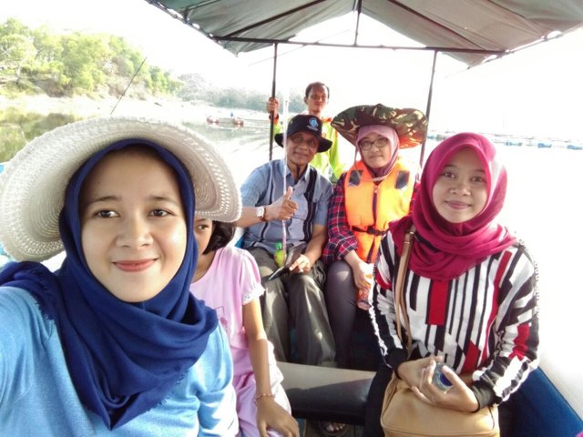 Berperahu di Waduk Gajah Mungkur.jpg