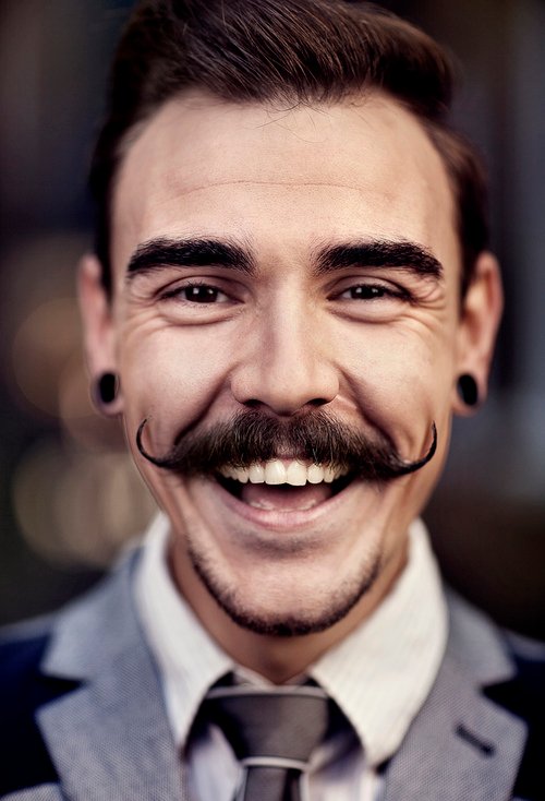 10 Model Mustache Men -Handlebar.jpg