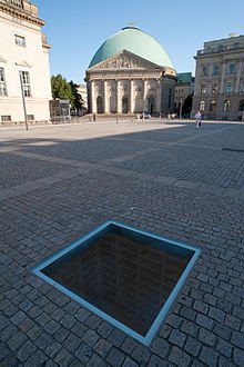 220px-Bebelplatz_mit_Mahnmal_Bücherverbrennung_Aug_2009.jpg