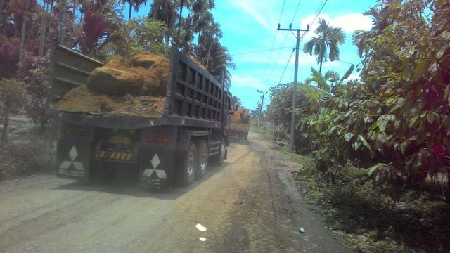 Aktifitas angkutan batu Gajah.jpg