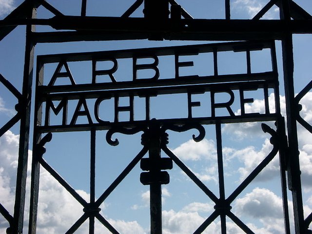 800px-Arbeit_Macht_Frei_Dachau_8235.jpg