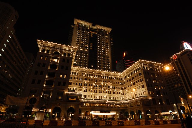 The_Peninsula_Hong_Kong_Night_View_2006.jpg