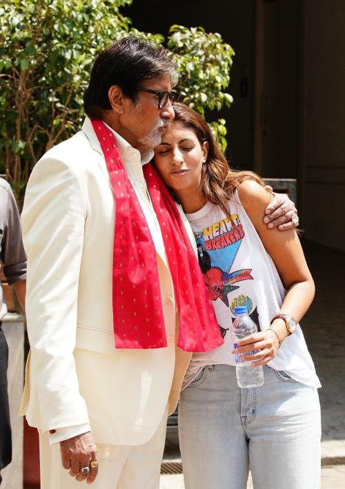 Amitabh-Bachchan-gets-a-hug-from-daughter-Shweta-Bachchan-wonders-what-would-he-do-without-her.jpg