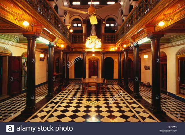 main-hall-nattukkottai-chettiars-home-chettinad-tamil-nadu-india-CE69W5.jpg