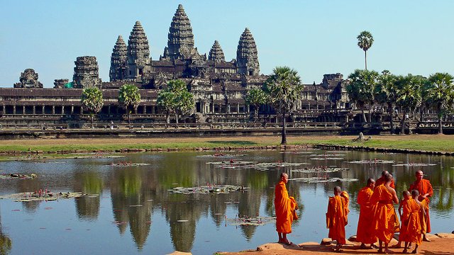 1024px-Buddhist_monks_in_front_of_the_Angkor_Wat.jpg