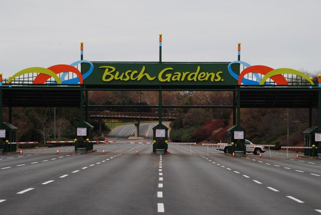 Busch_Gardens_Williamsburg_Main_Gate.jpg