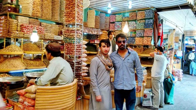 Me-at-Kabul-dry-fruits-market.jpg