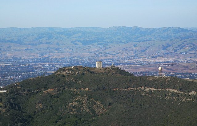 1024px-Mount_Umunhum_aerial_view,_2011.jpg