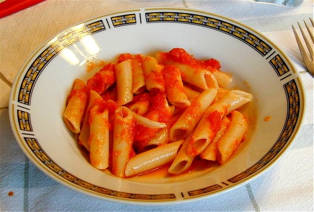 Penne_Lisce_Con_Sugo.jpg