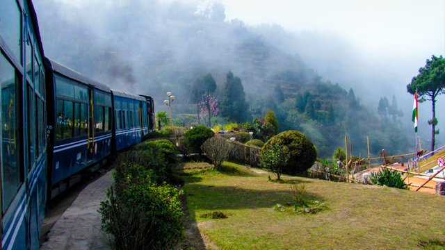 train-darjeeling1-1600x900.jpg
