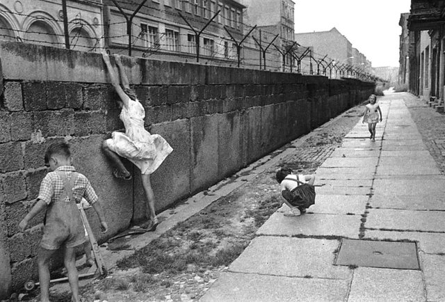 berlin-wall-in-the-1970s-12.jpg